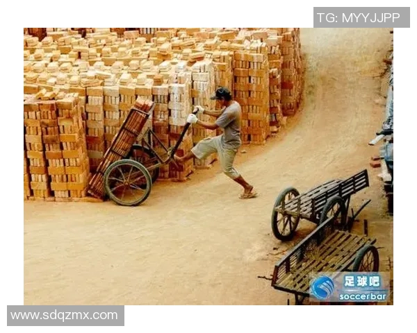 非洲足球明星勇闯工地搬砖挑战艰难生活现实展现劳动者坚韧精神